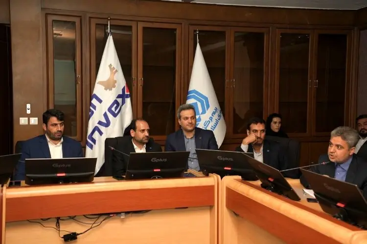  رئیس کل بیمه مرکزی از غرفه بیمه سرمد در نمایشگاه کیش اینوکس ۲۰۲۳ بازدید کرد