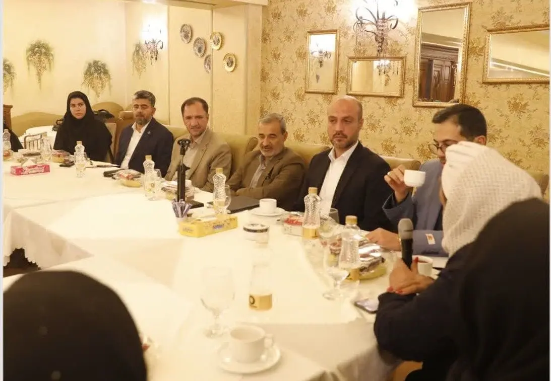دیدار مدیر عامل شرکت پالایش نفت آبادان با خانواده معظم شهدا