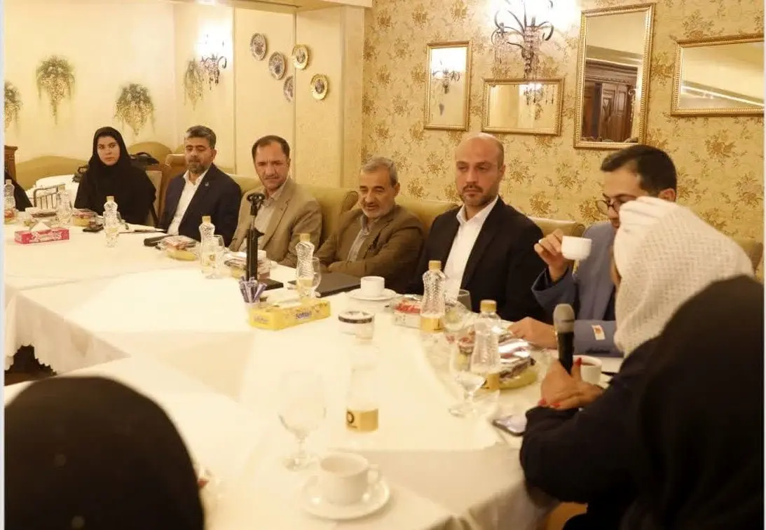 دیدار مدیر عامل شرکت پالایش نفت آبادان با خانواده معظم شهدا