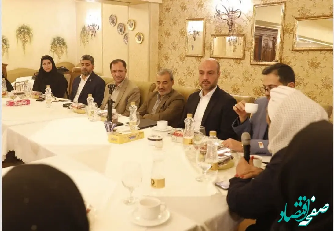 دیدار مدیر عامل شرکت پالایش نفت آبادان با خانواده معظم شهدا