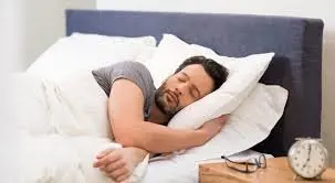 بخوانید تا بدانید چرا نوشیدن آب قبل از خواب برای سلامتی مضر است