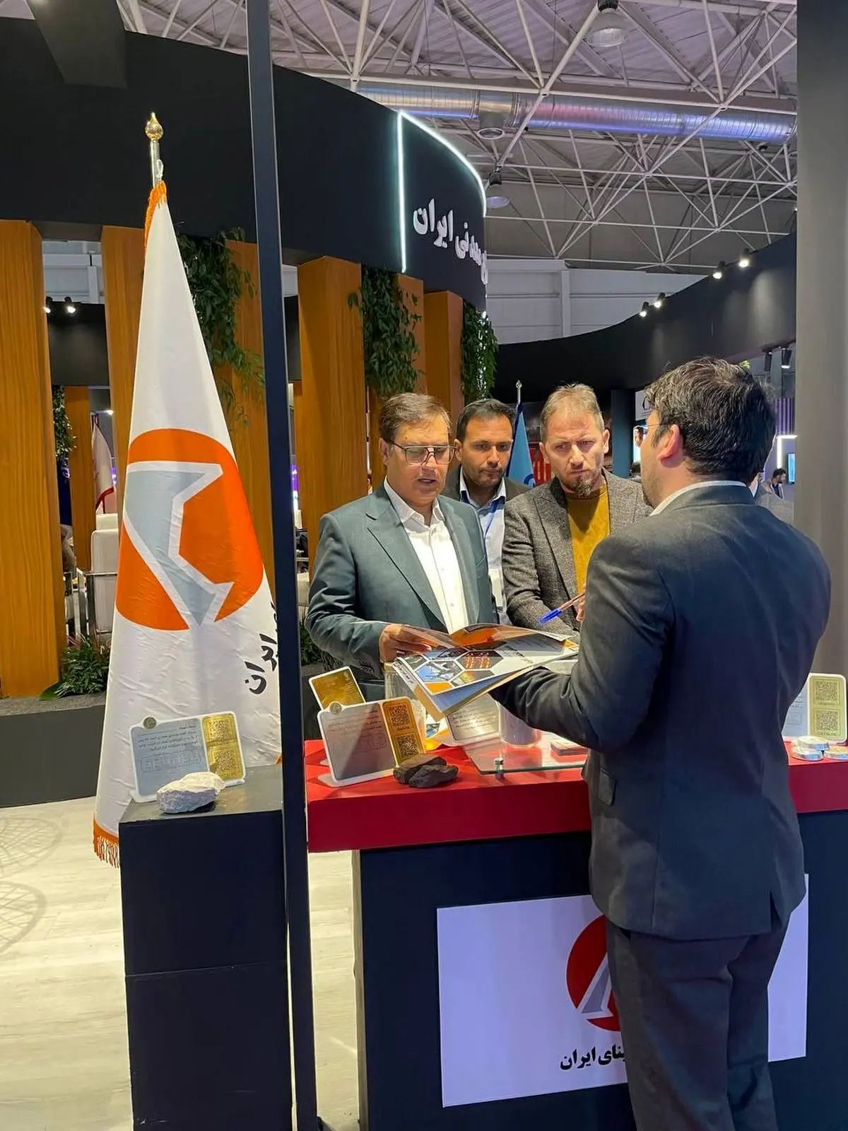 بازدید دکتر بادکوبه، مدیرعامل و عضو محترم هیأت‌مدیره شرکت آلومینای ایران از نمایشگاه تقاضای ساخت و تولید ایرانی ( تستا )