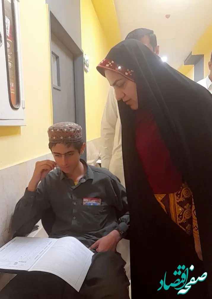 بازدید حمیرا ریگی مدیرعامل سازمان منطقه آزاد چابهار از محل آزمون ورودی دبیرستان دانا و توانا