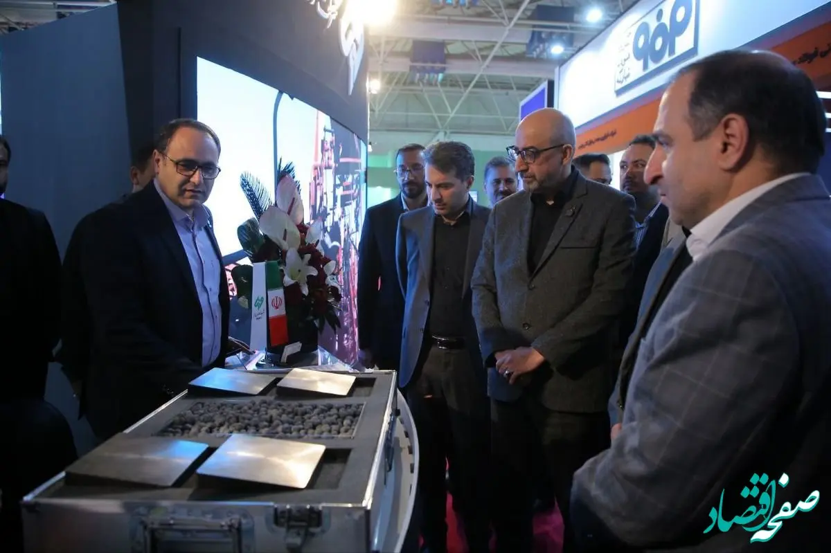 بازدید قائم‌مقام مدیرعامل شرکت سرمایه‌گذاری غدیر از غرفه شرکت فولاد غدیر نی‌ریز در نمایشگاه متافو