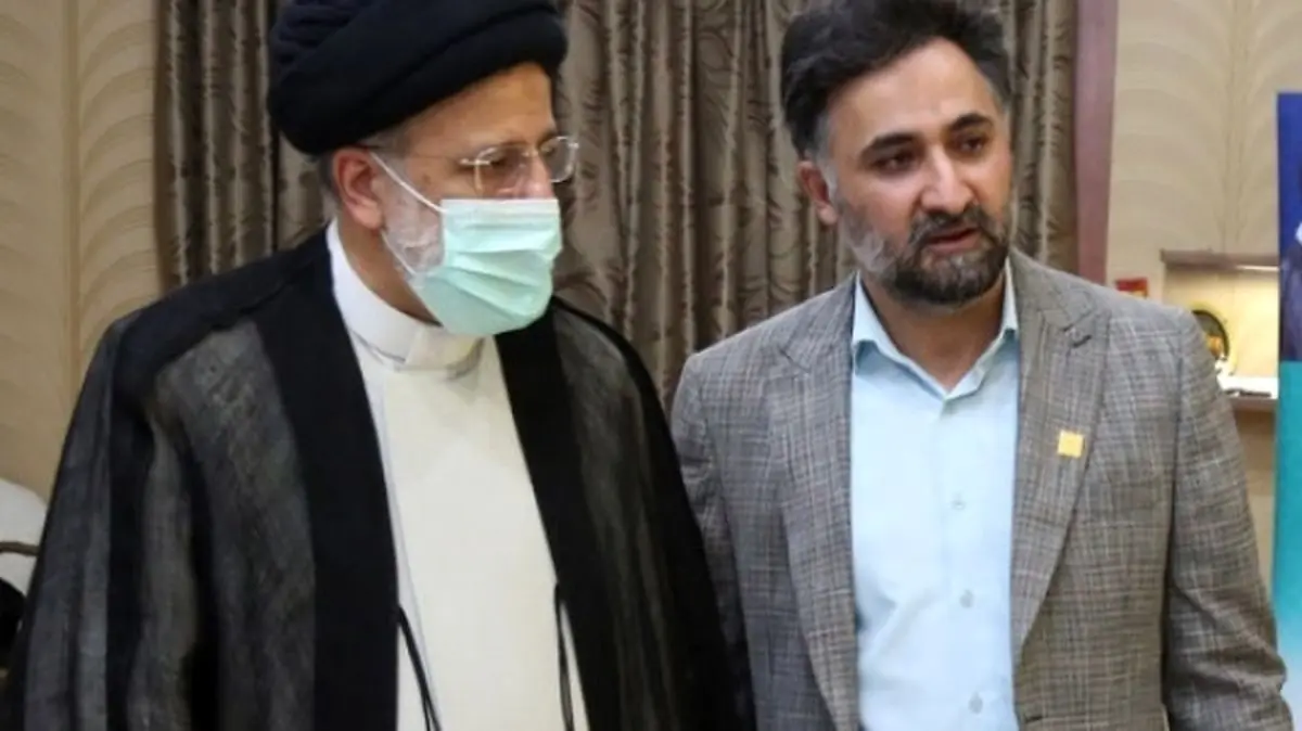 معاون آیفون به دست رئیس دولت انقلابی! + تصویر
