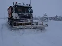عملیات بازگشایی و برفروبی جاده های شهرستان ورزقان، بصورت بی وقفه در حال انجام است