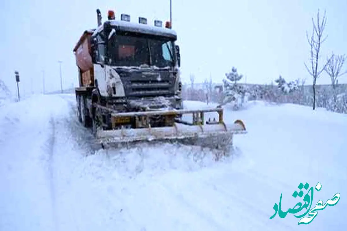 عملیات بازگشایی و برفروبی جاده های شهرستان ورزقان، بصورت بی وقفه در حال انجام است