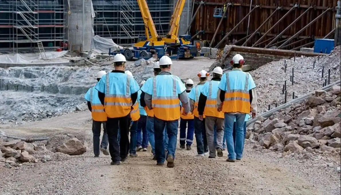 هشدار دبیر انجمن صنفی: کارگران ساختمانی بیمه نیستند و در برابر بیماری، حوادث و بازنشستگی بی‌پناهند