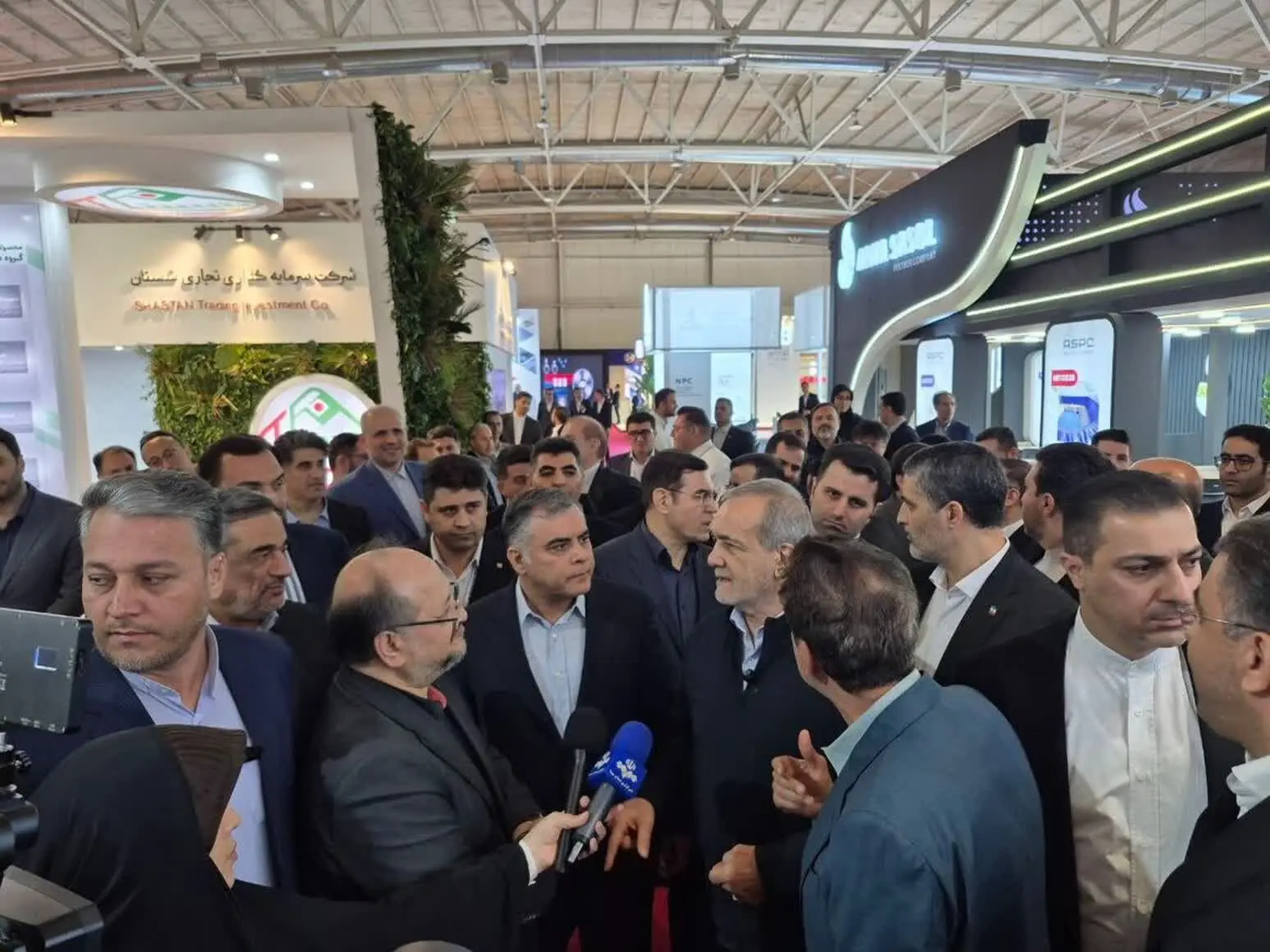 بازدید دکتر پزشکیان از غرفه هلدینگ خلیج فارس در نمایشگاه نفت، گاز و پتروشیمی