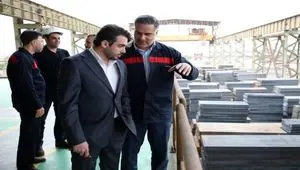 بازدید عضو هیئت‌ مدیره شرکت فولاد اکسین خوزستان از نواحی مختلف کارخانه و روند تعمیرات خط تولید
