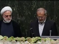 این تصویر مسعود پزشکیان در هنگام امضای سوگندنامه ریاست جمهوری حسابی خبرساز شد