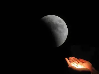 چگونگی خواندن نماز آیات برای ماه گرفتگی 