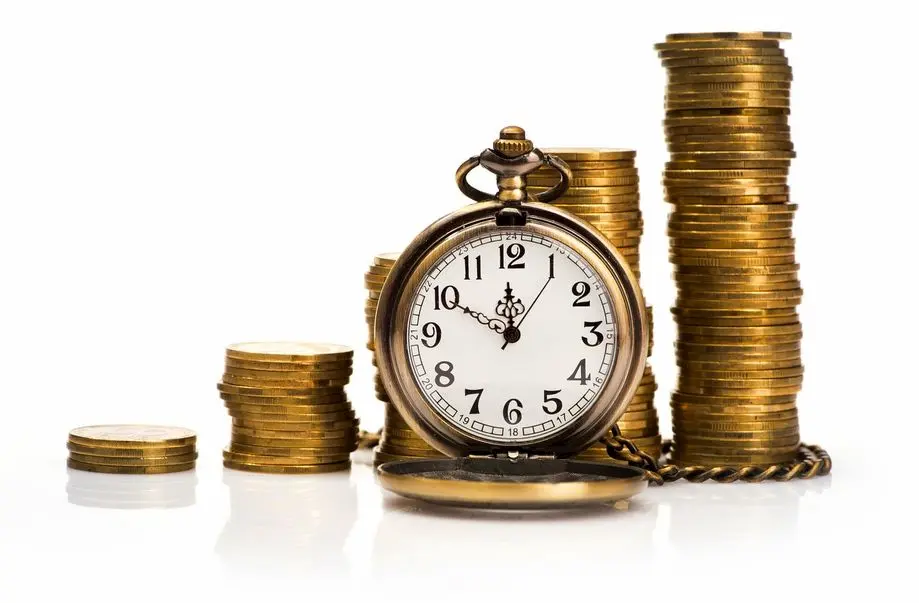 ساعت جیبی با سکه‌های طلا نشان‌دهنده زمان خرید سکه 