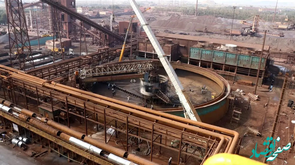 برای اولین بار به عنوان اقدامی حیاتی و بی‌سابقه رقم خورد؛ تعویض سازه استراکچر فلزی تیکنر و پارویی در فولاد هرمزگان، گامی مهم در جهت پایداری تولید