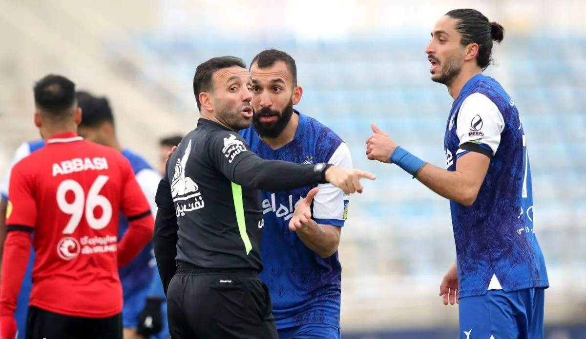 خاطره تلخ هواداران استقلال از داور آخرین دیدار استقلال و تراکتور / گل آفساید و پنالتی هنوز یادمان نرفته !