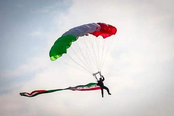 حرکات آکروباتیک هواپیماهای سبک، پرش چتربازان از هواپیما و سقوط آزاد در فرودگاه بینالمللی پیام؛ 16تا19اسفندماه