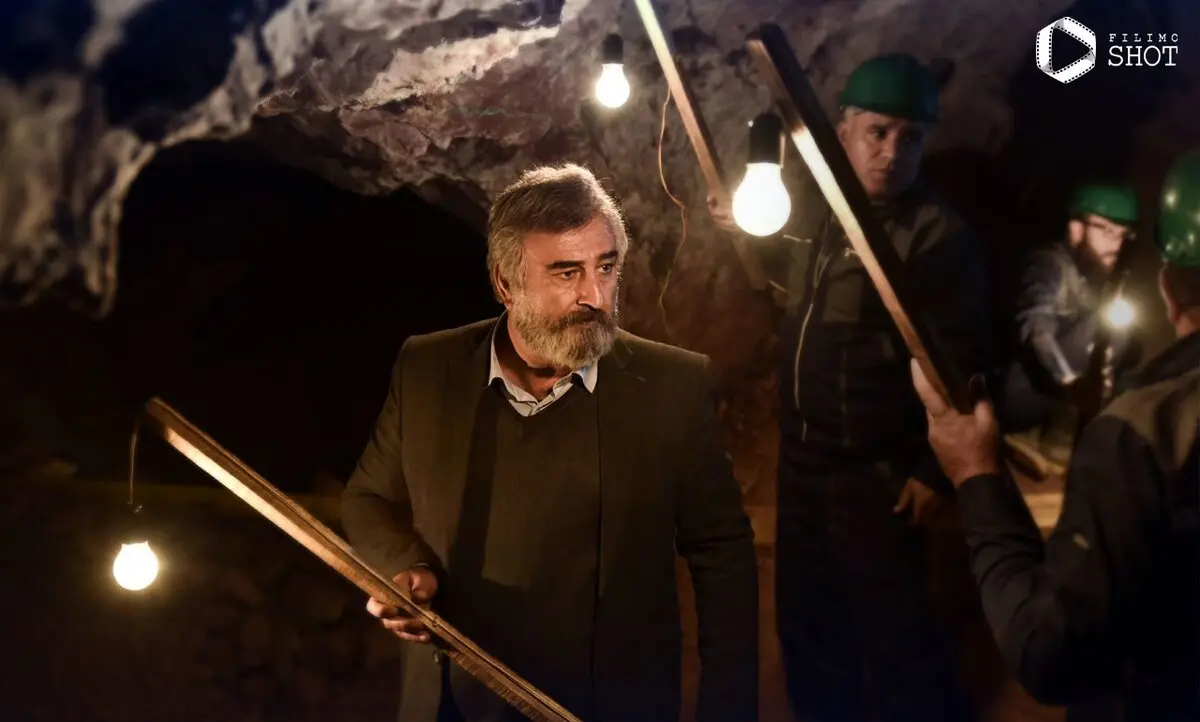 اسامی بازیگران فیلم آبی روشن همراه با خلاصه داستان آن