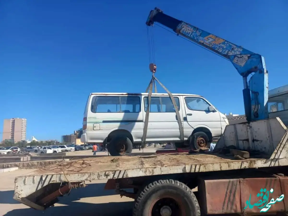 جمع آوری خودروهای فرسوده رها شده در سطح شهر قشم