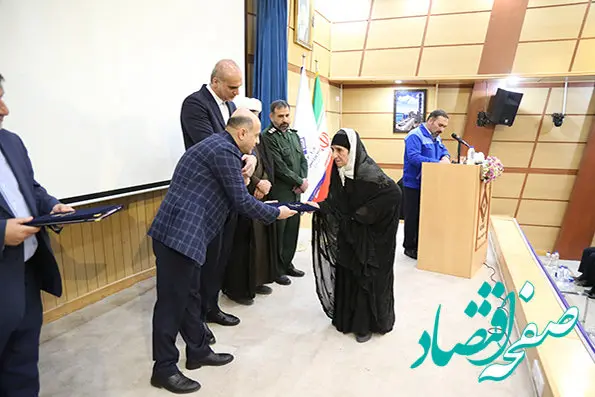 تجلیل از مادران مکرم شهدا و تقدیر از مدیران عامل سابق شرکت صنایع پتروشیمی کرمانشاه