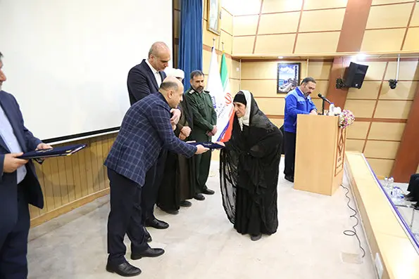 تجلیل از مادران مکرم شهدا و تقدیر از مدیران عامل سابق شرکت صنایع پتروشیمی کرمانشاه