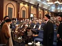 تصویر سید احمد خمینی با پوشش متفاوت در کنار پدرش غوغا به پا کرد