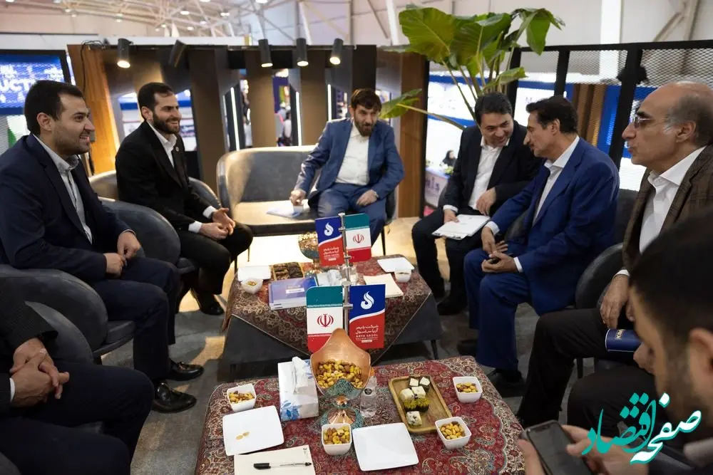 بازدید رئیس گروه اقتصادی دفتر مقام معظم رهبری و دبیرکل انجمن صنفی کارفرمایی پتروشیمی از غرفه آریاساسول