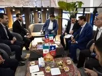 بازدید رئیس گروه اقتصادی دفتر مقام معظم رهبری و دبیرکل انجمن صنفی کارفرمایی پتروشیمی از غرفه آریاساسول