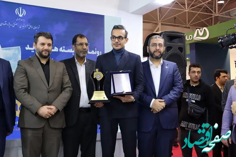 تجلیل از دو سرمایه گذار و صادرکننده منطقه آزاد انزلی