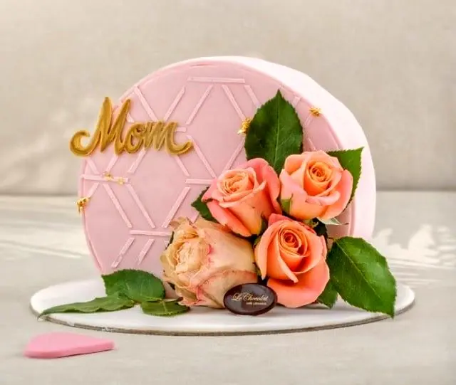 آماده کردن لایه‌های کیک روز مادر