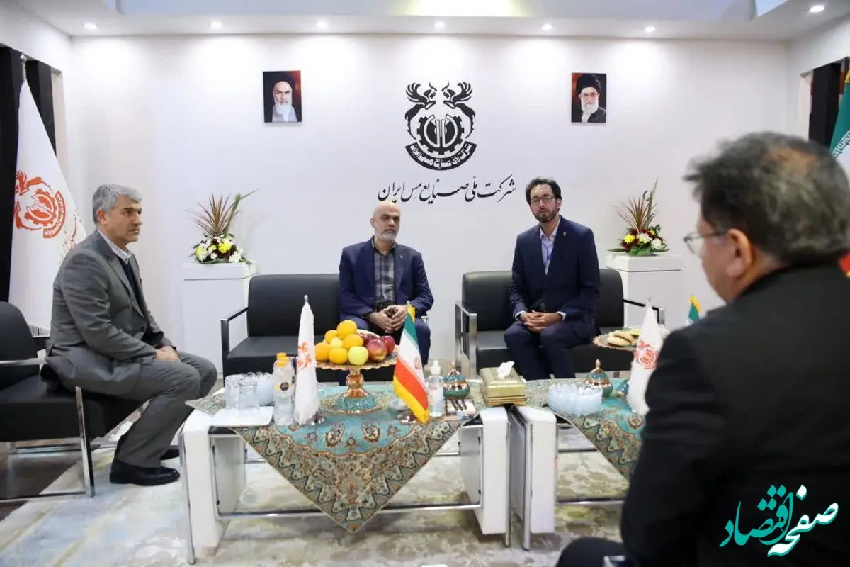 بازدید دکتر خرمی‌شاد از غرفه شرکت ملی صنایع مس ایران