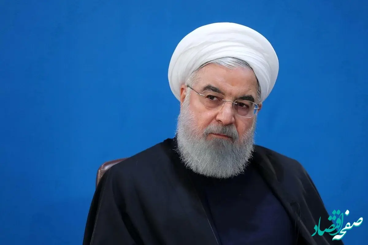 تصویری از هم‌ نشینی حسن روحانی و این مسئول در مراسم بزرگداشت رئیسی در محضر رهبر انقلاب