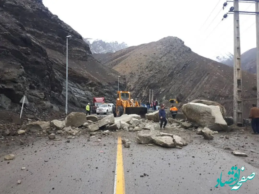 آخرین خبر امروز 7 شهریور 1402 از احتمال ریزش سنگ در جاده کرج - چالوس
