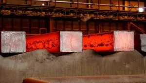 فولاد، آخرین سپر صنعتی ایران در اقتصاد تحریم‌شده؛مسئولان تدبیر کنند