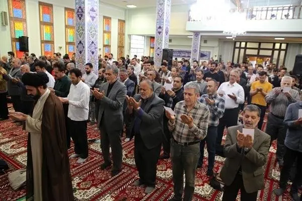 اقامه نماز عید سعید فطر در مجتمع پتروشیمی شازند