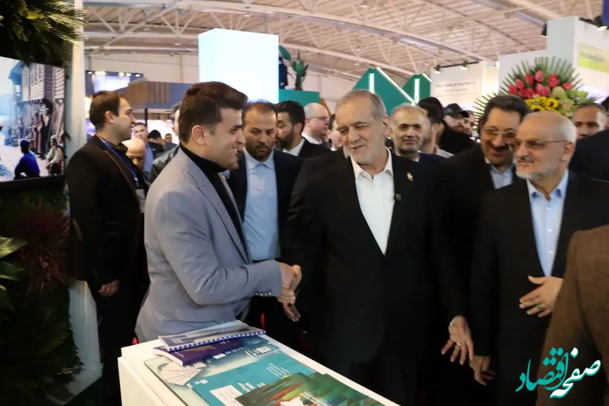 از حضور رئیس جمهور تا مدیرعامل میربیزنس بانک در غرفه منطقه آزاد انزلی