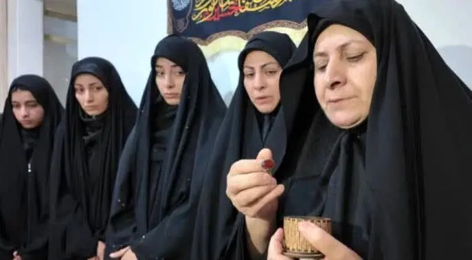 اهدای انگشتر رهبر انقلاب به خانواده شهید محمد شایان فرد