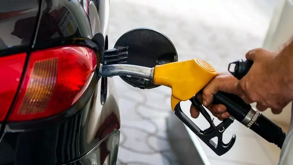 خطرات پر کردن بیش از حد باک بنزین چیست؟