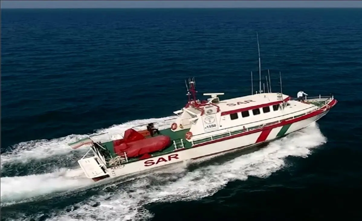 عملیات نجات ۲ سرنشین قایق صیادی در آب های جزیره  "خارگ"  خلیج فارس