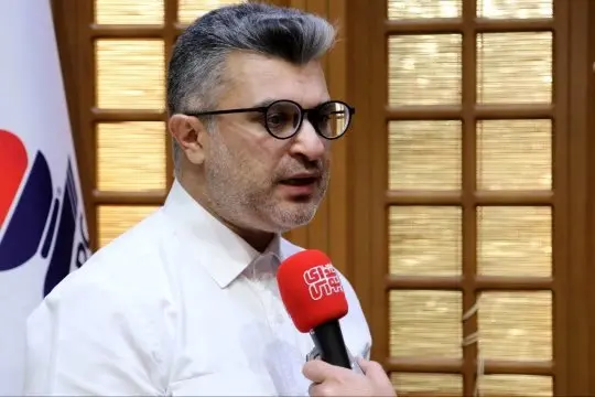 دکتر میری لوسانی مدیرعامل پتروشیمی پردیس اینبار در نقش استاد در جمع مدیران فنی و تخصصی 