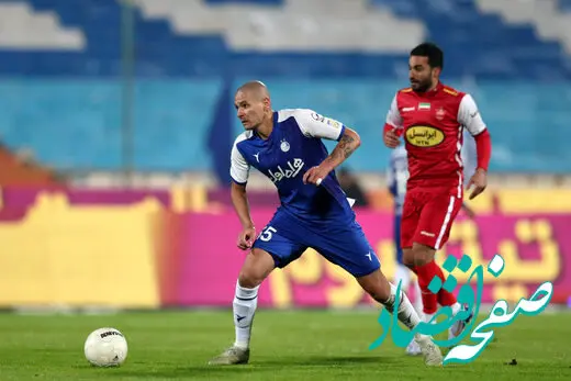 بوسه همسر بازیکن استقلال بر دستان او + عکس