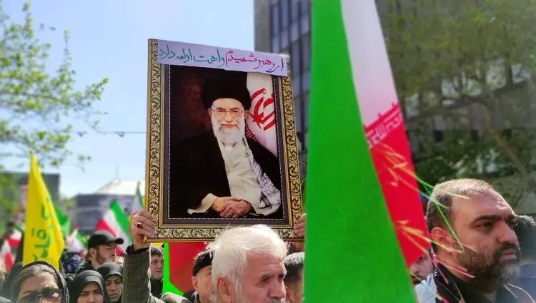گزارش تصویری حضور مردم انقلابی در چهلمین روز شهادت رهبر انقلاب