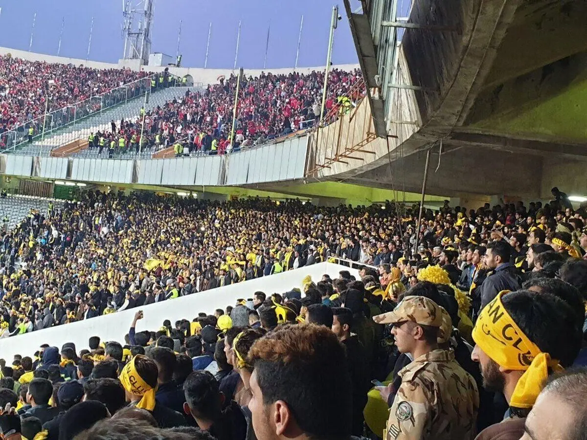 درگیری خونین هواداران پرسپولیس و سپاهان پیش از بازی حساس / هوادار پرسپولیس را... 