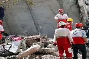 خبر فوری؛ زنده بیرون آمدن یک مرد و دو زن از زیر آوار در خیابان هویزه تهران