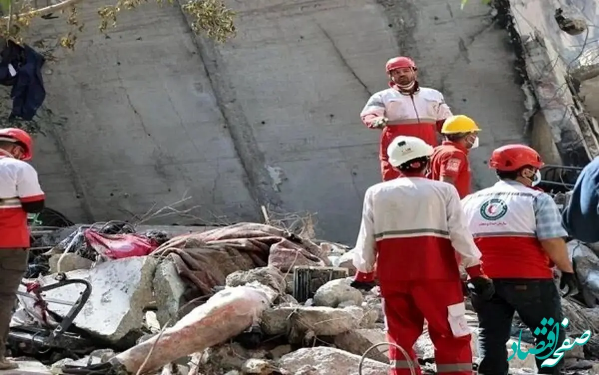 خبر فوری؛ زنده بیرون آمدن یک مرد و دو زن از زیر آوار در خیابان هویزه تهران