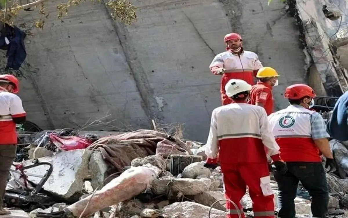 خبر فوری؛ زنده بیرون آمدن یک مرد و دو زن از زیر آوار در خیابان هویزه تهران