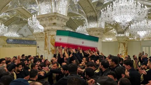 نجف و کربلا در سوگ رهبر شهید؛ اقامه نماز و تشییع باشکوه با حضور خیل عزاداران