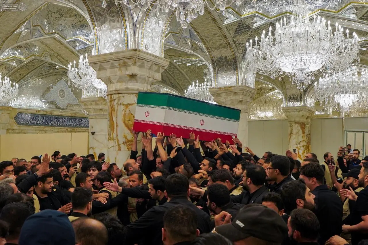 نجف و کربلا در سوگ رهبر شهید؛ اقامه نماز و تشییع باشکوه با حضور خیل عزاداران