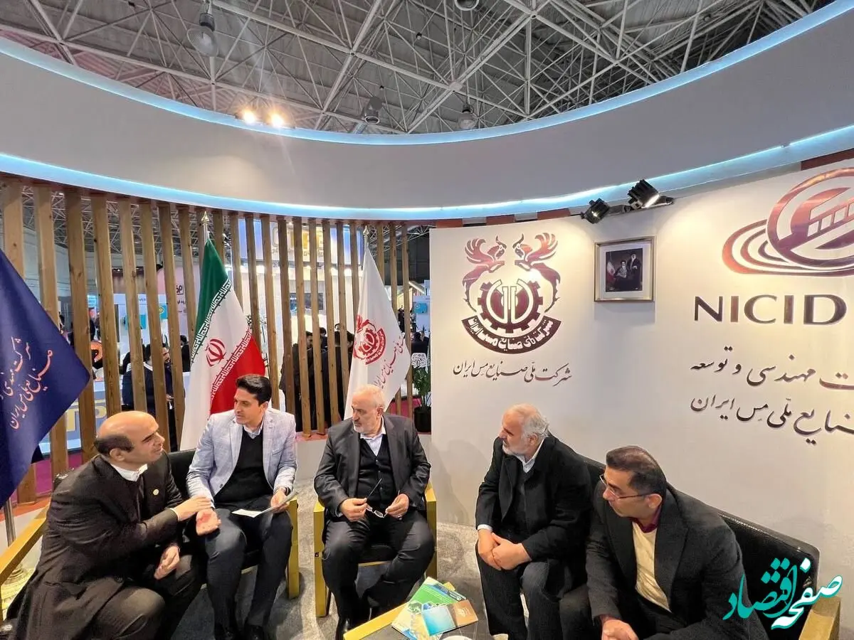 بازدید وزیر نیرو از غرفه شرکت متمم در نمایشگاه انرژی‌های تجدیدپذیر