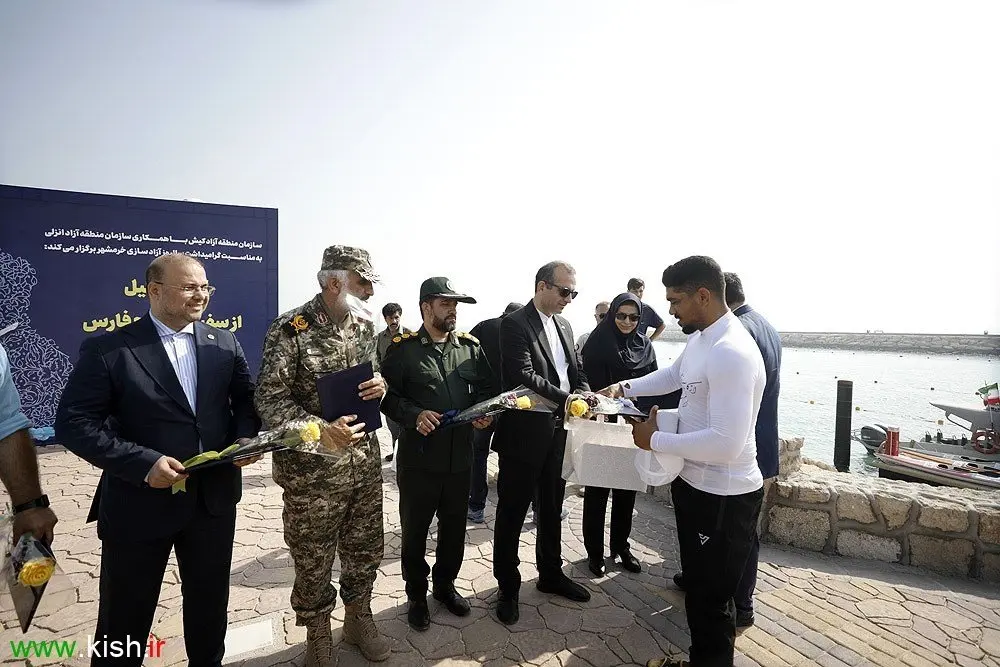 حرکت نمادین پاروزنان به مناسبت سالروز آزادسازی خرمشهر