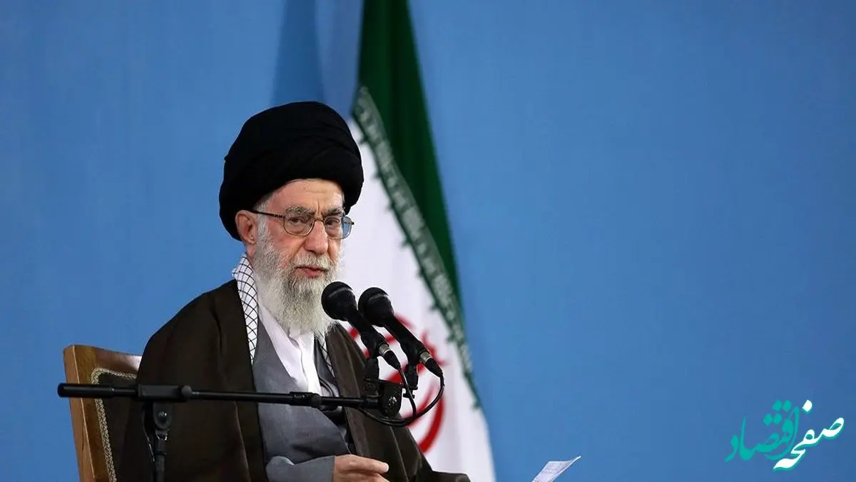 عکس | تصویر خیلی خاص لباس رهبر انقلاب در این مکان